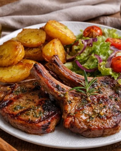 ЈАГЊЕЋИ КОТЛЕТИ СА КРОМПИРОМ: Прави гурмански доживљај