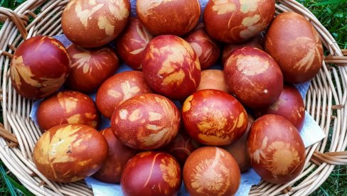 KAKO SE FARBAJU JAJA U LUKOVINI? Spoj prirode i tradicije