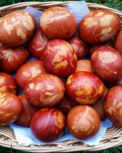 КАКО СЕ ФАРБАЈУ ЈАЈА У ЛУКОВИНИ? Спој природе и традиције