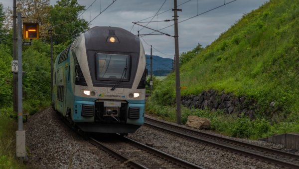 ВОЗ ИСКОЧИО ИЗ ШИНА У АУСТРИЈИ: Хиљаде путника заглављено!