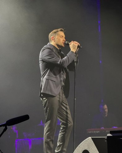 НА КОНЦЕРТУ ПРЕМИЈЕРА НОВЕ ПЕСМЕ ДА НЕКО ПИТА: Мирза Селимовић одржао други солистички наступ у Плавој дворани (ФОТО)