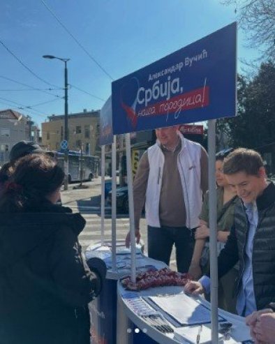 ПРЕЖИВЕЛИ СМО БЛОКАДЕРСКИ ТЕРОР И НАСТАВЉАМО ТАМО ГДЕ СМО СТАЛИ Брнабићева на путу за Каблар обишла штанд СНС на Савском Венцу (ФОТО)