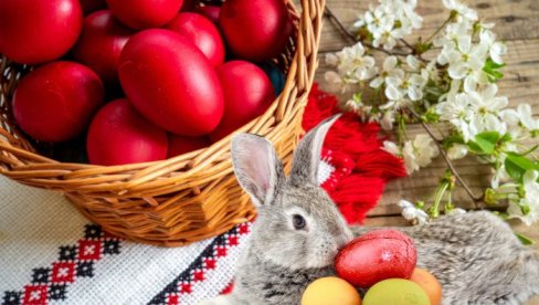 IZA STARIH OBIČAJA SE KRIJE JAKA SIMBOLIKA: Evo zašto se za Uskrs farbaju jaja i šta predstvaljaju zec i crvena boja