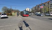 AUTOBUS RAZNEO STAJALIŠTE U NIŠU: Pukla šoferšajbna, jedna osoba povređena (FOTO)