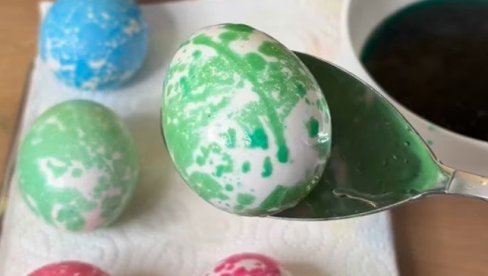 OFARBAJTE JAJA ZA SAMO 5 MINUTA: Trik koji je zaludeo sve domaćice, bićete oduševljeni rezultatom (VIDEO)