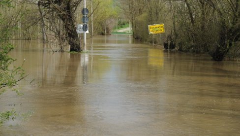 VODA SE POVLAČI: Opada nivo Zapadne Morave kod Kraljeva