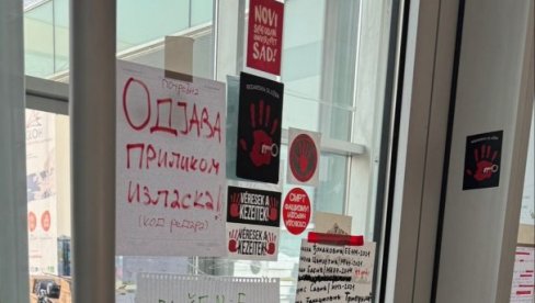НАЛЕПНИЦЕ И ЦРНА ЛИСТА СТУДЕНАТА: Облепљена улазна врата ректората у Новом Саду (ФОТО)
