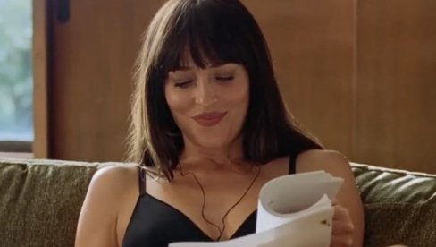 UHVAĆENI U STRASTVENOM ZAGRLJAJU: Dakota DŽonson ne skida ruke sa osam godina mlađeg frajera! (VIDEO)