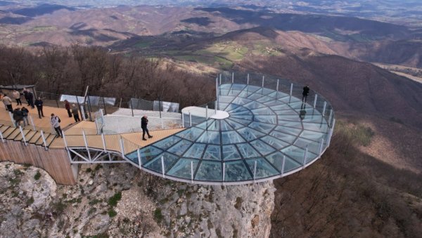 НИ 1.000 ЉУДИ НЕ ДРМА СТАКЛО НАД КАБЛАРОМ: Ускоро употребна дозвола за видиковац на планини код Чачка