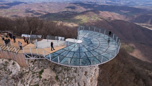 NI 1.000 LJUDI NE DRMA STAKLO NAD KABLAROM: Uskoro upotrebna dozvola za vidikovac na planini kod Čačka