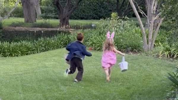 МЕГАН МАРКЛ ОБЈАВИЛА НА ИНСТАГРАМУ ПОРОДИЧНУ ПРОСЛАВУ УСКРСА: Принц и принцеза у потрази за јајима (ФОТО)