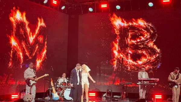 ЗОВИ ЈЕ ХАНИ, ХАНИ: Маја Беровић прва специјална гошћа на концерту Магла бенда (ФОТО)