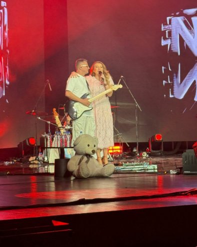 НЕОЧЕКИВАНО ИЗНЕНАЂЕЊЕ ВЕЧЕРИ: Вики Миљковић друга специјална гошћа на концерту Магла бенда (ФОТО)