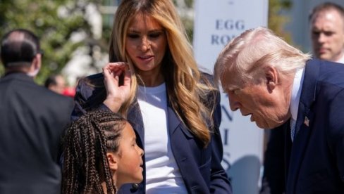 MELANIJA SE POJAVILA PONOVO BESPREKORNO OBUČENA: Obukla pantalone u boji slonovače i mornarsku jaknu, ovo morate da vidite! (FOTO)