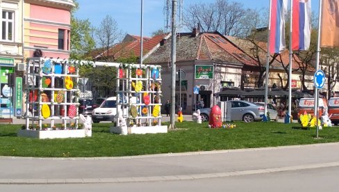USKRŠNJI DEKOR: Mališani i vaspitačice ukrasili centar Požarevca
