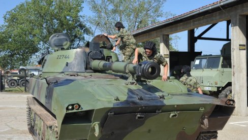 HAUBICE JAČAJU UDAR: Obuka artiljerijskih diviziona VS na poligonu kod Kraljeva