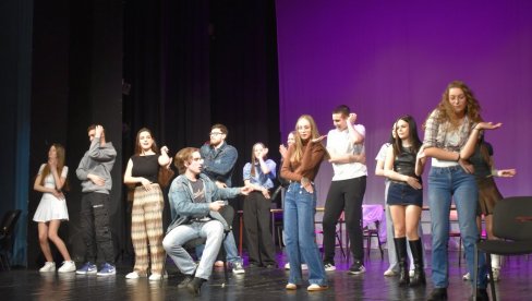 МЈУЗИКЛ ЗА ПУТ НАДЕ У МИНСК: Хуманитарна представа кикиндске гимназије „Душан Васиљев“ (Фото)