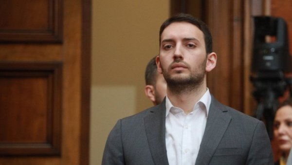 СМЕЈЕ МУ СЕ ЦЕЛА СРБИЈА! Ово је Павле Грбовић лупио о шприцевима и браунилама из Ректората (ВИДЕО)