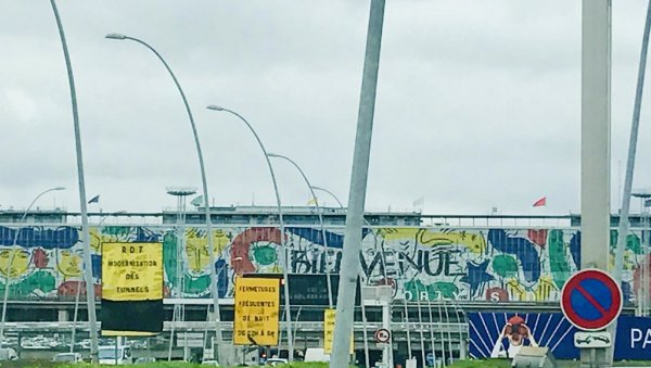 СВАДБАРСКО ШЕНЛУЧЕЊЕ СПРЕЧИЛО СЛЕТАЊЕ АВИОНА: Тренутак који ће путници на париском Орлију памтити целог живота