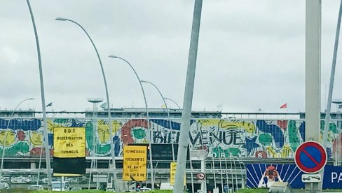 SVADBARSKO ŠENLUČENJE SPREČILO SLETANJE AVIONA: Trenutak koji će putnici na pariskom Orliju pamtiti celog života