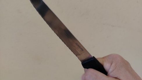 ИЗБО НОЖЕМ ДВОЈИЦУ БРАЋЕ НА ПАЛИЛУЛИ: Хтео да повреди бившу партнерку, која га је пријавила због претњи