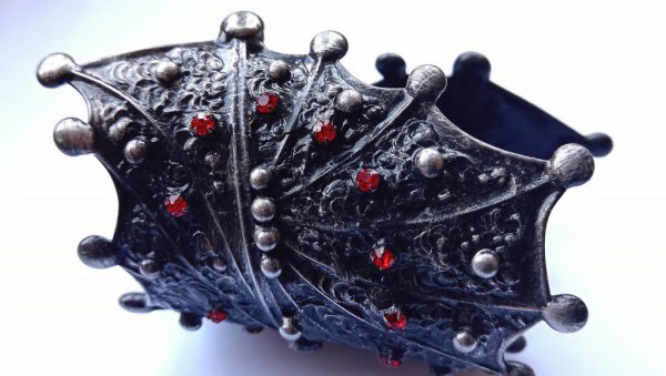 НАКИТ ЗА ЖЕНЕ ЗМАЈЕВЕ: Нова колекција примењене уметности Марија Милорадовић -Зеи у Галерији Сингидунум