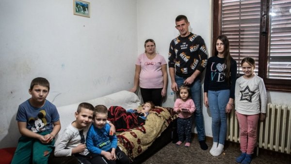 МАШТАМ ДА И МИ ИМАМО СВОЈУ КУЋУ: Дечак Лука Николов, оболео од мишићне дистрофије, са породицом живи као подстанар у трошном објекту