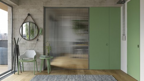 ЗАШТО ЈЕ ТРАНСПАРЕНТНИ ДИЗАЈН АПСОЛУТНИ ХИТ ПРОЛЕЋА: Чаробна игра светлости и боје (ФОТО)