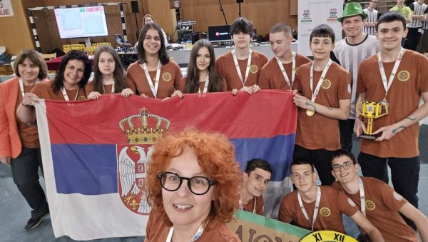 НАЦИОНАЛНИМ ШАМПИОНИМА ЈЕ ПОТРЕБНА ПОМОЋ: Ђаци из Крагујевца и њихов робот требало би да иду на такмичење у САД