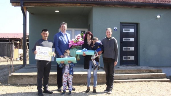 ОД ГРАДА ШАПЦА ЗА УСЕЉЕЊЕ ВАУЧЕР ОД 100.00 ДИНАРА: Породица Лазаревић са Мишара добила нов дом