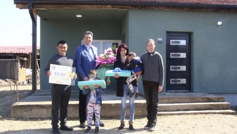 ОД ГРАДА ШАПЦА ЗА УСЕЉЕЊЕ ВАУЧЕР ОД 100.00 ДИНАРА: Породица Лазаревић са Мишара добила нов дом