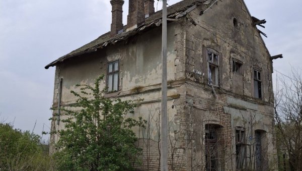 ЖЕЛЕЗНИЧКА СТАНИЦА У КРУШЧИЋУ КОД КУЛЕ ЧАМИ ПРЕПУШТЕНА ЗУБУ ВРЕМЕНА   Без возног реда само - успомене