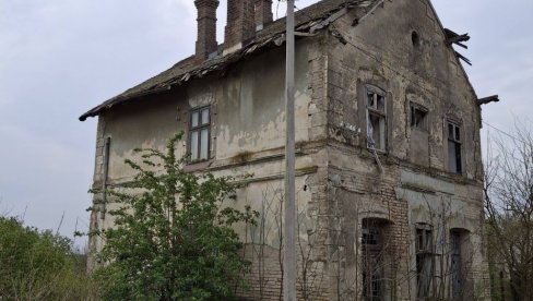 ŽELEZNIČKA STANICA U KRUŠČIĆU KOD KULE ČAMI PREPUŠTENA ZUBU VREMENA   Bez voznog reda samo - uspomene