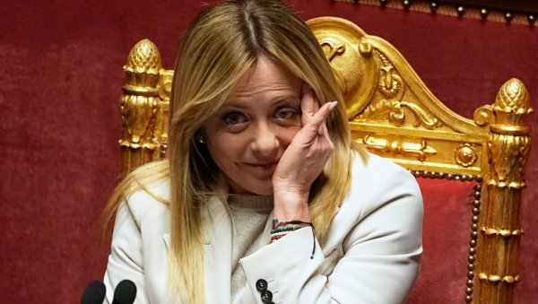 НЕ ПЛАШИМ СЕ... Ђорђа Мелони реговала после скандала због фотографије са чланом мафије