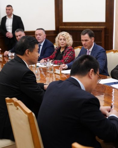 ВАЖАН САСТАНАК: Вучић разговара с представницима корпорације Шендонг хај спид груп (ФОТО)