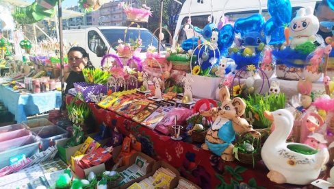 БОЈА ЗА ЈАЈА ОД 10 ДИНАРА: Васкршња улична продаја у Параћину (ФОТО)