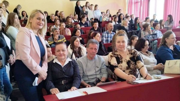 УЧЕНИЦИ ОДЛИЧНИ РЕЦИТАТОРИ: У Параћину смотра „Песниче народа мог“ (ФОТО)