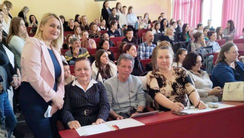 УЧЕНИЦИ ОДЛИЧНИ РЕЦИТАТОРИ: У Параћину смотра „Песниче народа мог“ (ФОТО)