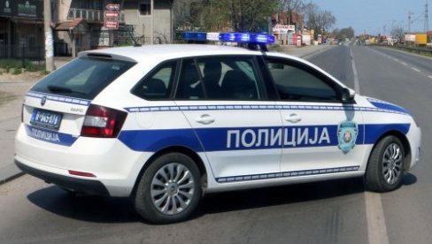 ПРОНАЂЕН МРТАВ МУШКАРАЦ У ПАРКИРАНОМ АУТУ: Тело затечено преко пута зграде МУП-а