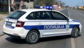 ПРОНАЂЕН МРТАВ МУШКАРАЦ У ПАРКИРАНОМ АУТУ: Тело затечено преко пута зграде МУП-а