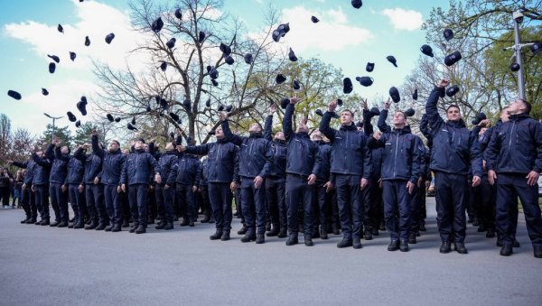 СПРЕМНИ ДА СТАНУ ТАМО ГДЕ ЈЕ НАЈТЕЖЕ: Ивица Дачић на промоцији 19. класе Основне обуке ватрогасно-спасилачких јединица, примљено 157 нових