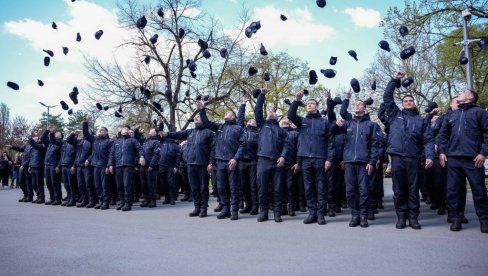 СПРЕМНИ ДА СТАНУ ТАМО ГДЕ ЈЕ НАЈТЕЖЕ: Ивица Дачић на промоцији 19. класе Основне обуке ватрогасно-спасилачких јединица, примљено 157 нових