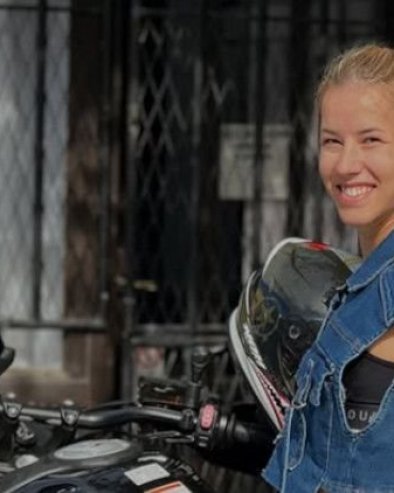 ДЕВОЈКА СА КРИЛИМА НА МОТОРУ: Поново одушевила јавност након што је прошла кроз болан период