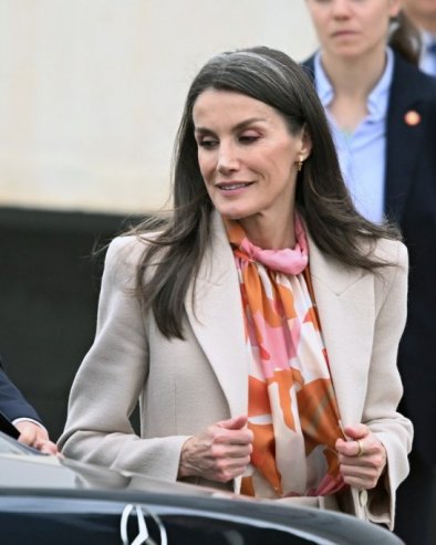 КРЉИЦА ЛЕТИЦИЈА НЕ ОДУСТАЈЕ ОД СЕДЕ КОСЕ: Појавила се у пролећном оделу и ципелама које су се вратиле на велика врата (ФОТО)