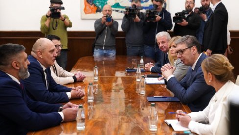 ВУЧИЋ НАСТАВИО КОНСУЛТАЦИЈЕ: Завршен разговор са Удружењем синдиката, следи Српска напредна странка (ФОТО)