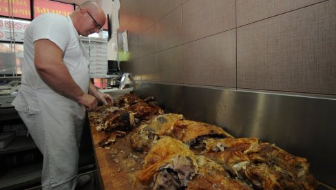 DA PEČENICA ZAMIRIŠE, PA NEK GORI DŽEP: Cene mesa na ražnju pred Vaskrs kao lane, u pečenjarama zadovoljni narudžbinama