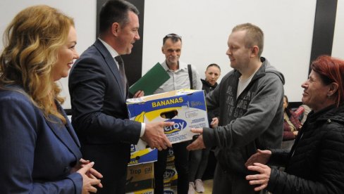 ПОДЕЉЕНО 166 ПАКЕТА: Брига Краљевчана о избеглим и интерно расељеним лицима