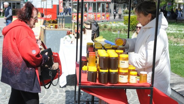 ЗДРАВЉЕ ИЗ КОШНИЦЕ: Традиционални пролећни Сајам меда у центру Краљева