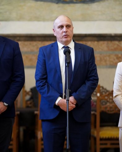 ОПОЗИЦИОНАР ЖЕЉКО ВЕСЕЛИНОВИЋ ИСПРОЗИВАО БЛОКАДЕРЕ: Није политика пробудити се у 12, кафица и један твит