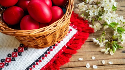 ФАРБАЊЕ ЈАЈА МЛЕВЕНОМ ПАПРИКОМ: Природан метод за најлепшу црвену боју у ускршњој корпици
